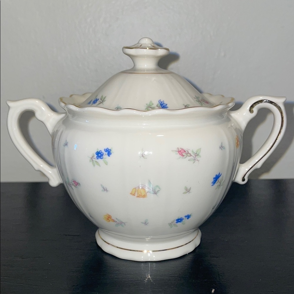 Syracuse China Suzanne sugar bowl with a lid. Floral Design.  Vintage 40’s-70’s.